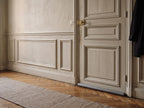 Boudin de porte posé sous la porte d'entrée d'un appartement ancien