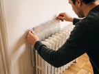 Pose du panneau réflecteur derrière le radiateur