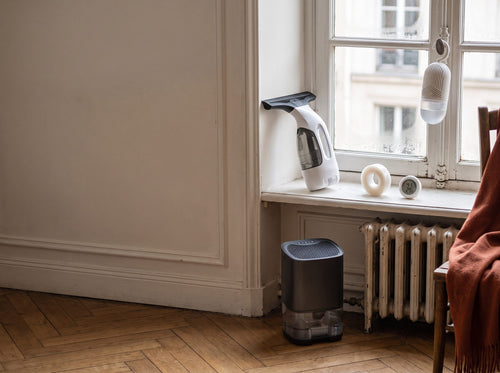 Les cinq accessoires du Kit Contrôle de l'Humidité devant une fenêtre